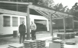 Günter Böhmer und Wendelin Schäfer beim Bau des Vorplatzes mit Überdachung